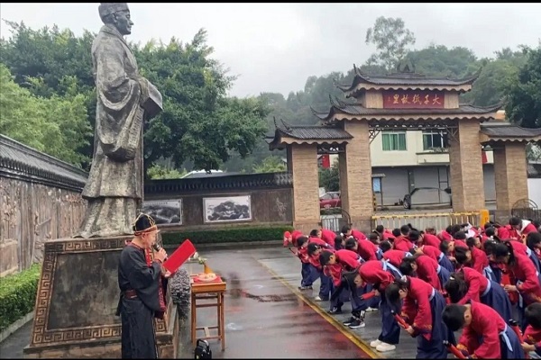 沙湾区太平小学组织师生到夹江大千纸故里开展研学活动