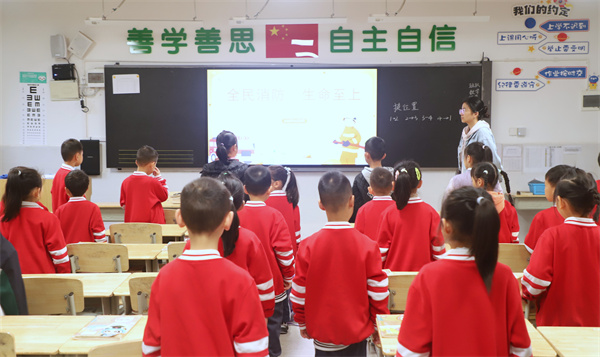 δȼСѧ߷УУ԰ȫǽ