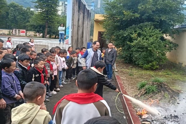 沙湾区牛石镇学校开展消防应急演练活动