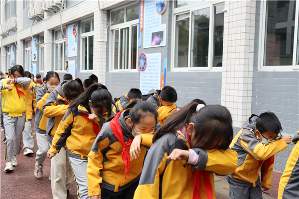 ������ȫ���ļ䣬������ѧ��Сѧ����У԰������ǽ��