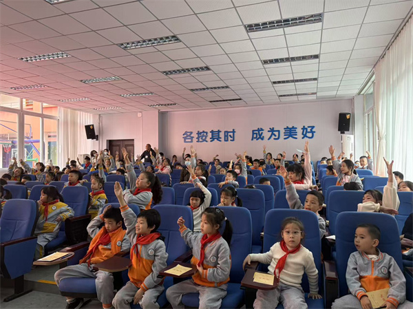 ��ѧ�ҽ�У԰������ʵ����ѧ��Сѧ�ӵ�ȼ������ʦ������