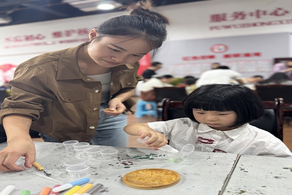 乐山市机关幼儿园中三班开展“寻根筑梦——探索根书艺术,传承中国优秀传统文化”亲子游学活动