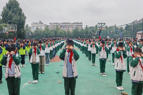 峨眉山市实验小学校成功举办2025-2026学年上期眼保健操、广播操比赛