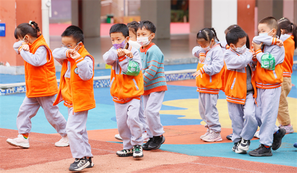 ����δ��ȼ��������ʵ����ѧ��С����У԰������ǽ��