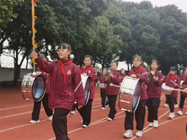 ͯ��ȼ�˶����Ͻ�Сѧʦ��������δ��