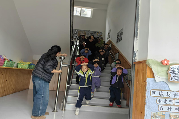 乐山市沙湾区实验幼儿园开展常态化消防演练活动