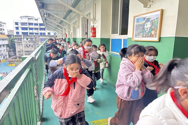 县街小学消防应急逃生演练