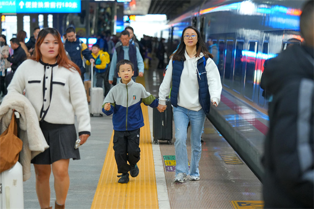 成都东站被小朋友“占领”了