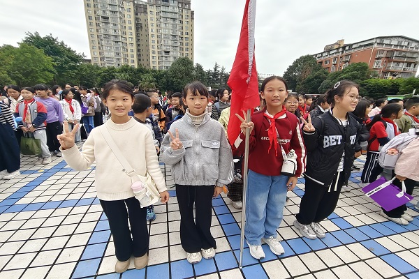井研县研城小学校开展秋季徒步研学活动