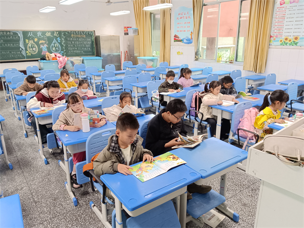 钟灵街小学秋假托管趣味续航,活力校园精彩不停