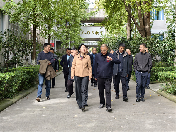 什邡市委领导到什邡外国语中学调研指导智慧校园建设工作