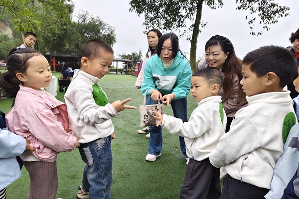 ׶԰ж࿪չ̽ش ȻͯСӻ