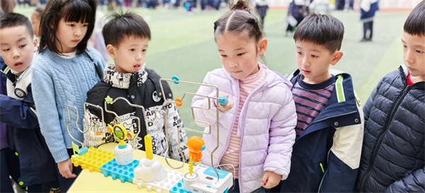 科技体验+创新挑战,实小青华分校学子感受科学魅力、解锁探索乐趣
