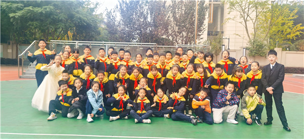 �ж���飬�ɻ�ʵС�壨4���ж�ѧ������ǰ��