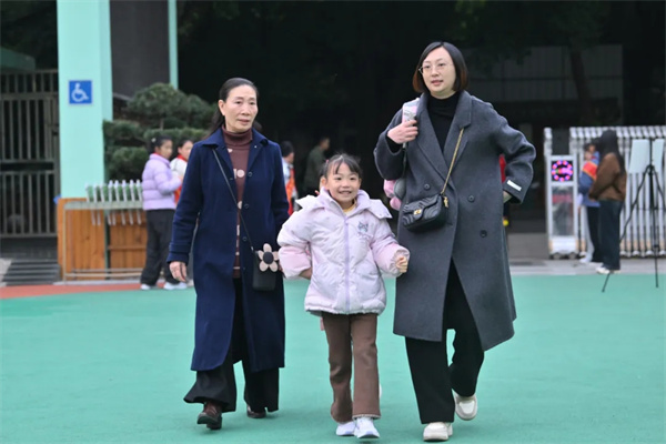 ɳ˲䣡رСѧУЯֹδ