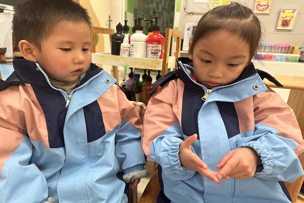 乐山市实验幼儿园小一班幼儿开启手部探索之旅