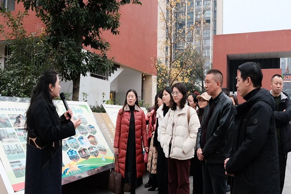 �������г�СѧУ���Ű���չУ�ʽ��� ��̽������������չ·��