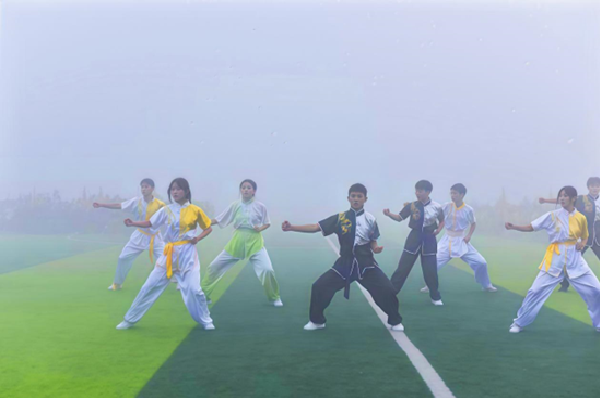 ��ɽһְ�У�չ���Ƿ��    Ծ�ഺ����