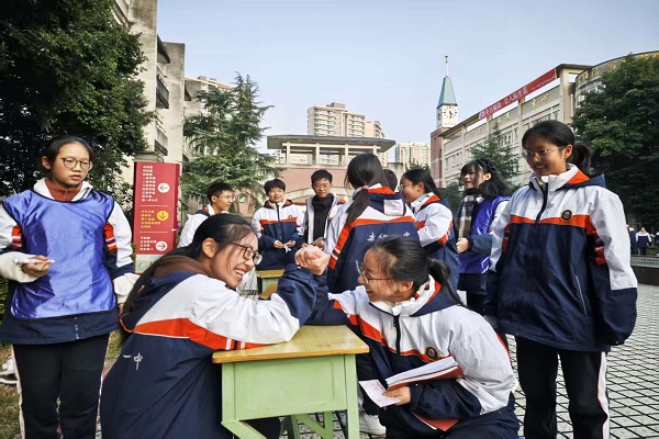 ��ɽһ�о��е���춬������������ѧ��������԰��