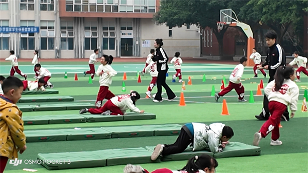 �������˹��ɳ�����������Сѧ��ʦ˫ʦ����չ���