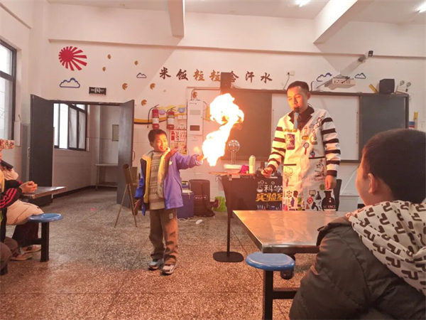 ��ֹ�ڡ��͡������Ƽ�԰Сѧ��Խ200������ࡱ�������