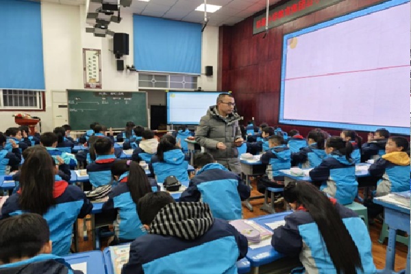 ����ؽ�Сѧ����������У�½���ʦ����չʾ�