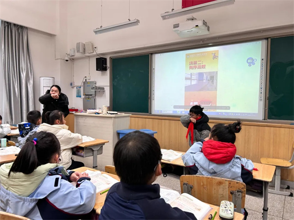 ������Сѧ���꼶��չ����Ӧ������������У԰��ȫ����