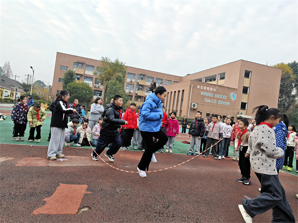 ����Сѧ��18�������������߶���Ȥζ�˶��ᡰ�˷���У԰