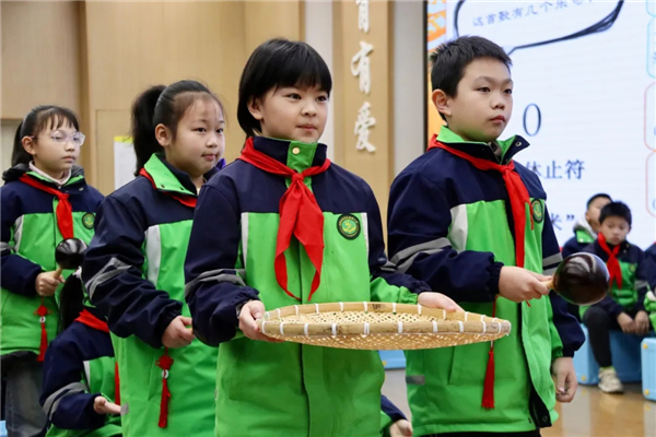 ˫�����Ƽ�Сѧ������������ͯ�� ���軶�����Ļ�