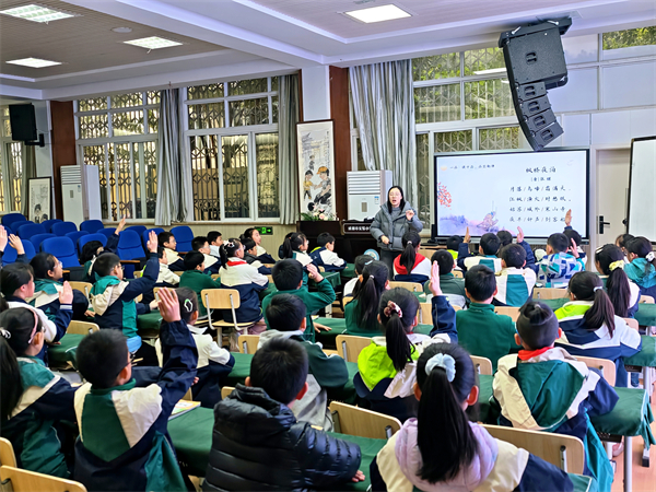 �������̿�Ժ����Ա��ʵС�໪��У��չ����ѧ�Ƽ����ӵ�