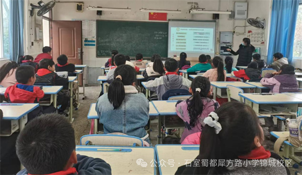 ʯ����Ϭ��·Сѧ����У����չ��������������ѧ����ʰѧϰ����