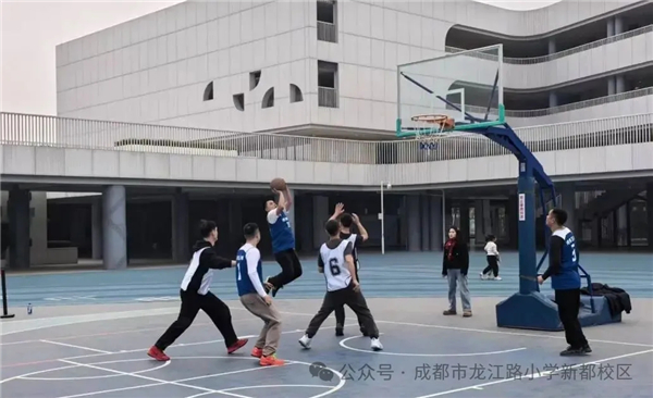家校齐心燃爆球场!龙江路小学新都校区“同心杯”篮球联赛八强荣耀诞生