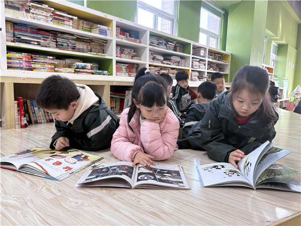 哥哥姐姐当阅读“领航员”,熊猫路小学一年级学子推开图书馆大门