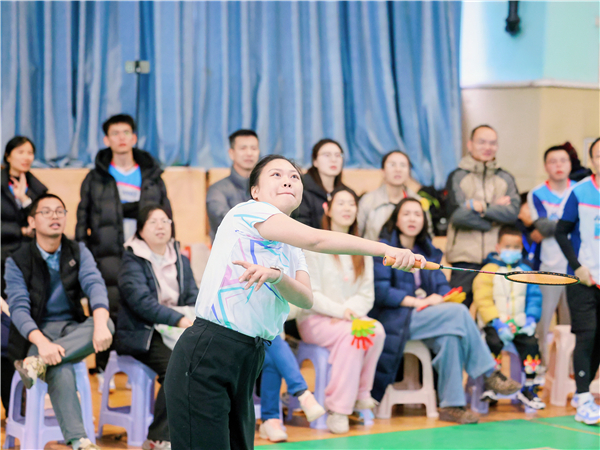 ������У��ְ���ڡ����ﱭ����ë��׷������ϲ��˫һ�Ƚ���