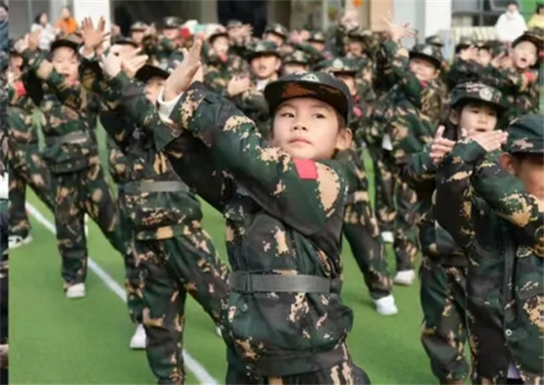 ͯ���׶�԰԰����Я�֣���������ӭ�³�