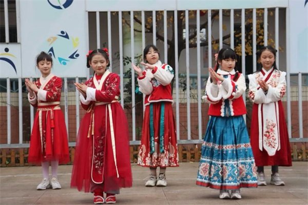 ��Сѧѧ��̤�����ӭ���꣬�˷����ϸ�δ��