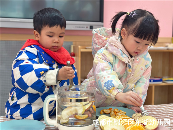 为树“穿衣”、煮果茶……锦江区东湖幼儿园萌娃让小寒不“寒”