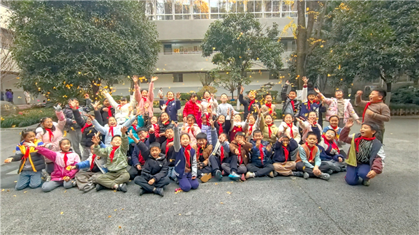 杏叶翩翩落,成师附小学道校区学子“打捞”满园秋诗