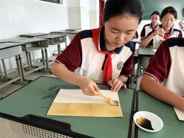 光影之诗,蓝晒之艺,西财附实中学子解锁传统工艺“现代玩法”