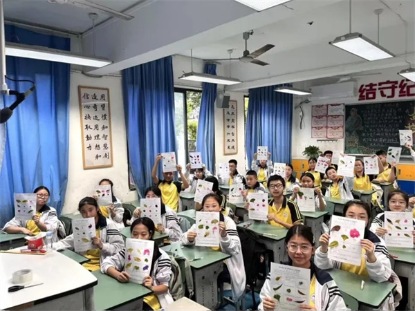 低头捡个“秋”!成都艺体中学附中学子在自然中“对话”自我