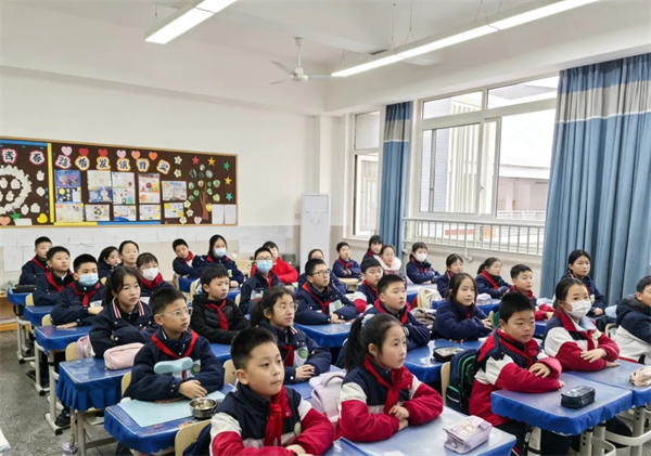 ��ĩ���ģ������������½���ϣ����Сѧ�ػ�������������