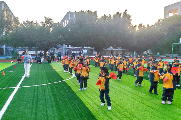 ������ѧ��Сѧ�������ſ�չ����ѧ�ƽ��л