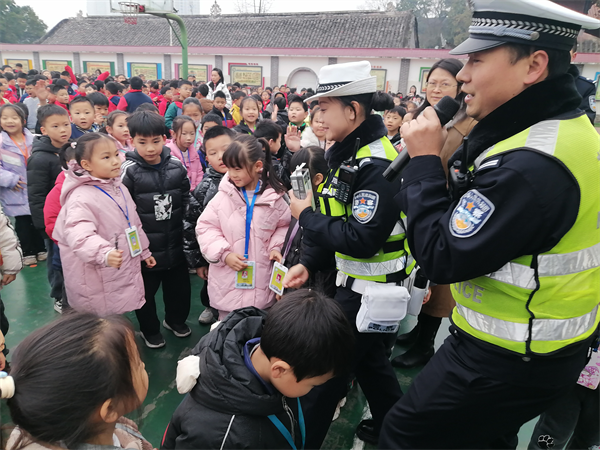 �������а�ɳ� ����Сѧ��չ���ٽ�ͨ��ȫ����