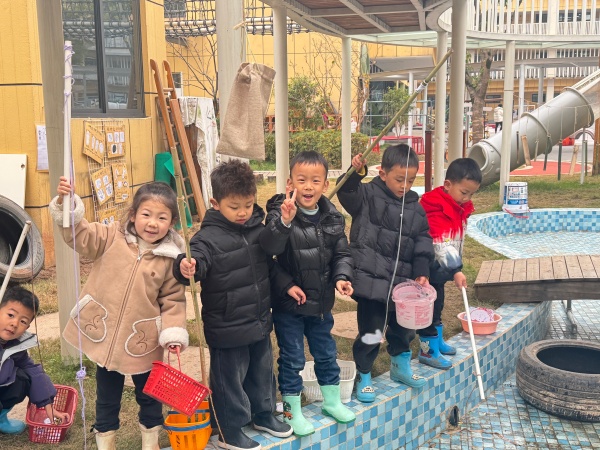 ��ɽ��ʵ���׶�԰��ˮ�رߵġ��������ս��