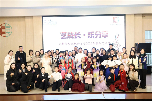 �ɶ��ж��Ǹ���СѧУ԰����չ�ݾ��ʷ׳�