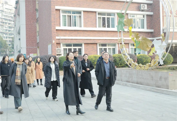 ����Сѧӭ������СѧУ����ѵ���ĳ������γ�����һ�е�Уָ������