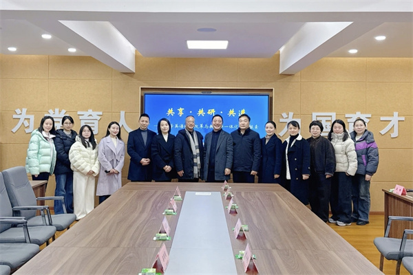 У��Я�ֹ��ɳ����½�һС���츮��ɽѧУ��չӢ�����Ͻ���