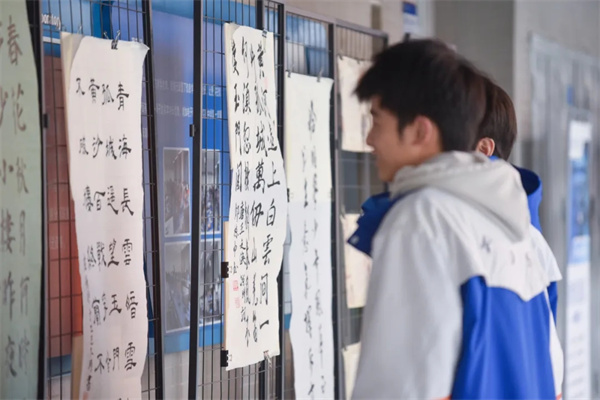 一笔写尽千年文心,科大实验学子三十米书法长卷惊艳众人