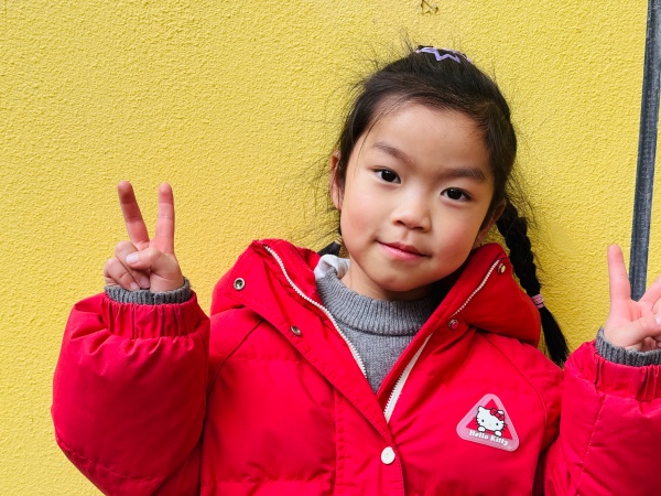 乐山市实验幼儿园孩子们跟马年比了个耶