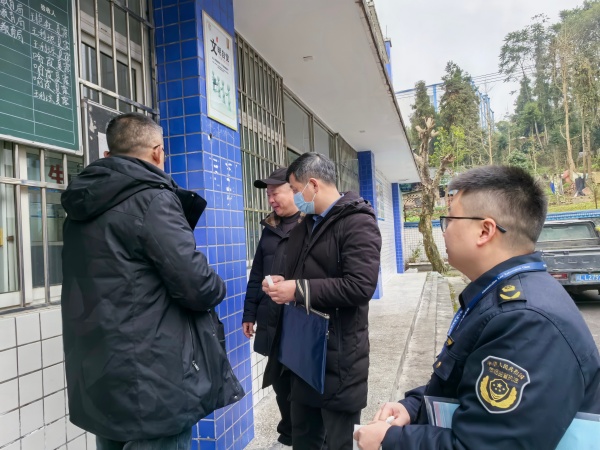 沐川县教育局副局长郑碧有深入杨村宣明小学检查工作